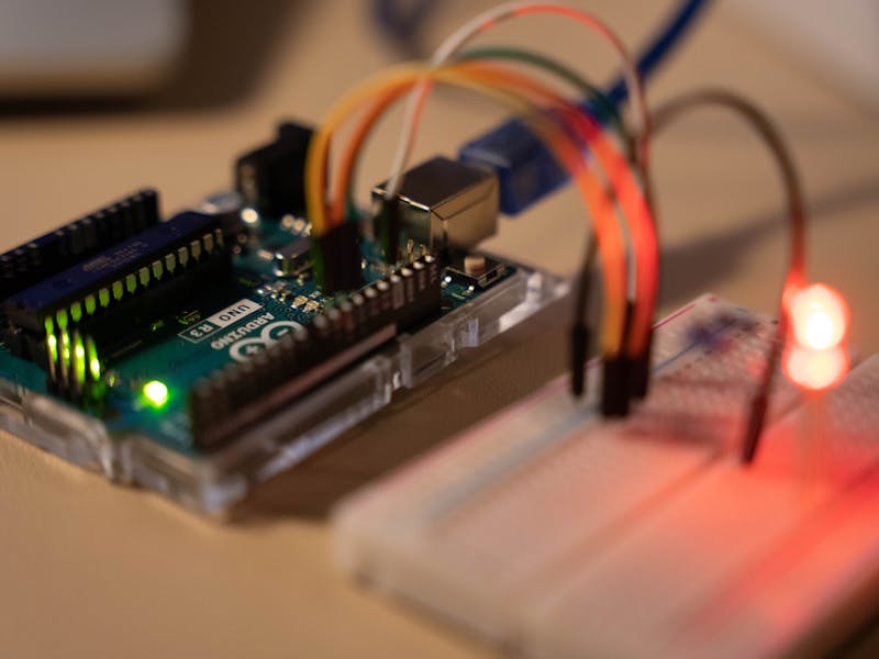 Protótipo com placa Arduino e LED em funcionamento, representando um projeto de automação eletrônica.