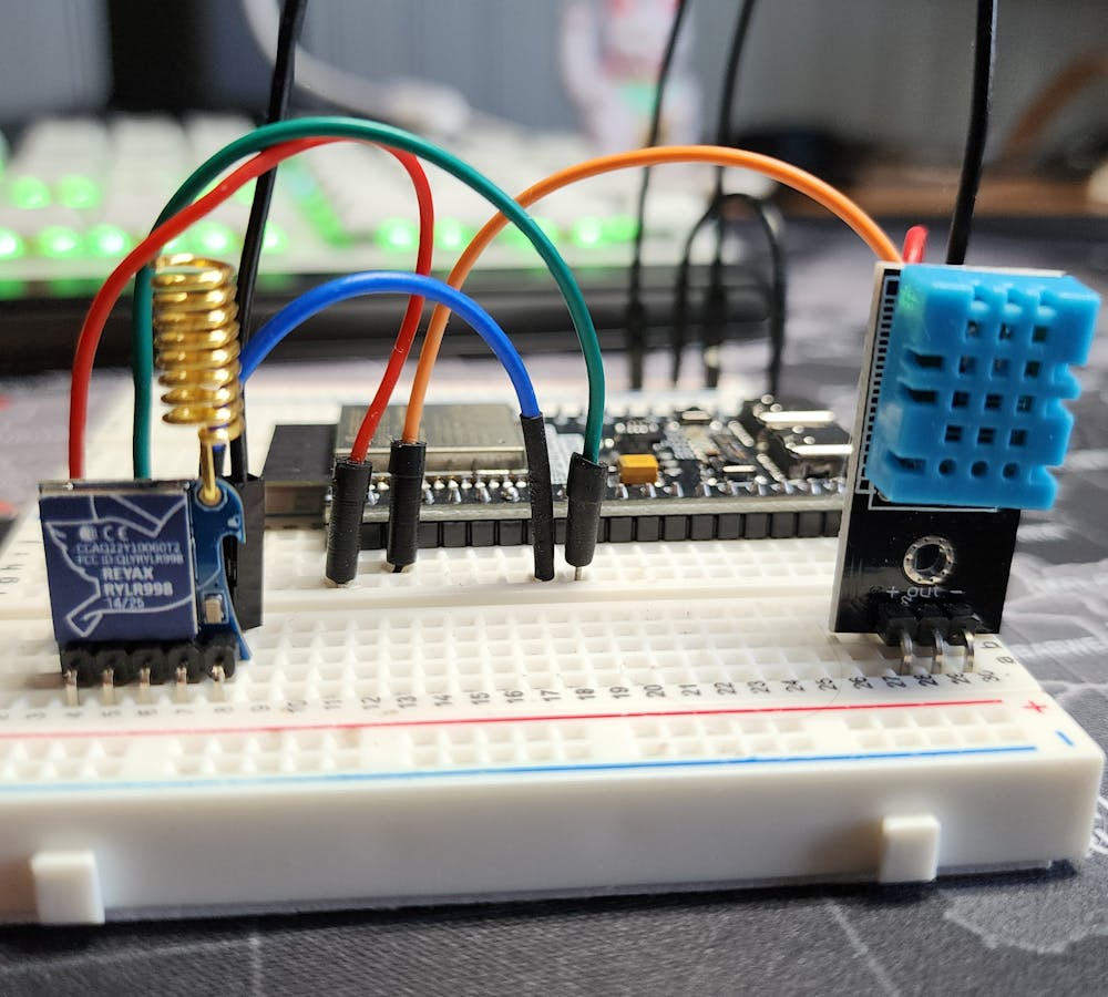 Protótipo com placa ESP32, sensor DHT11 e módulo LoRa montados em protoboard para projeto de automação IoT.